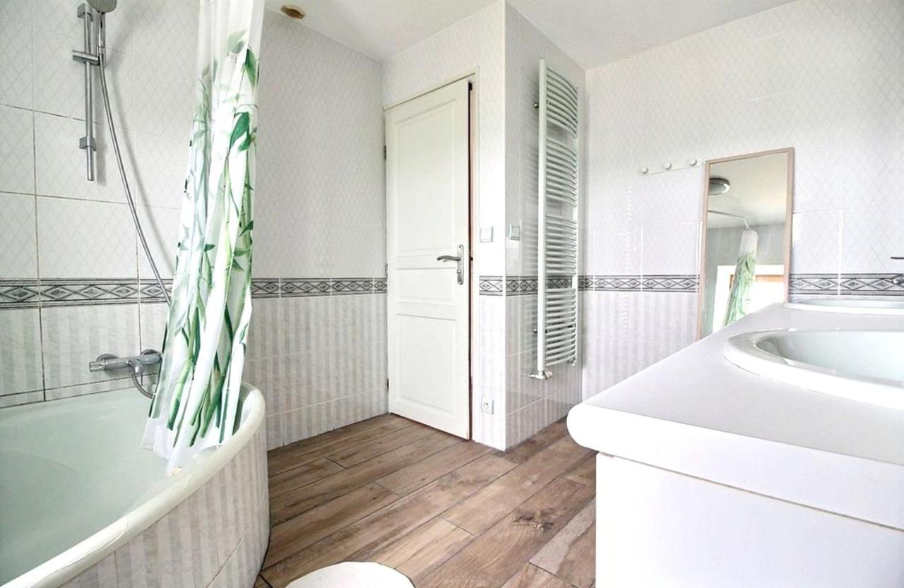 Maison Spacieuse A Plougonven Avec Jacuzzi Et Jardin Esterno foto