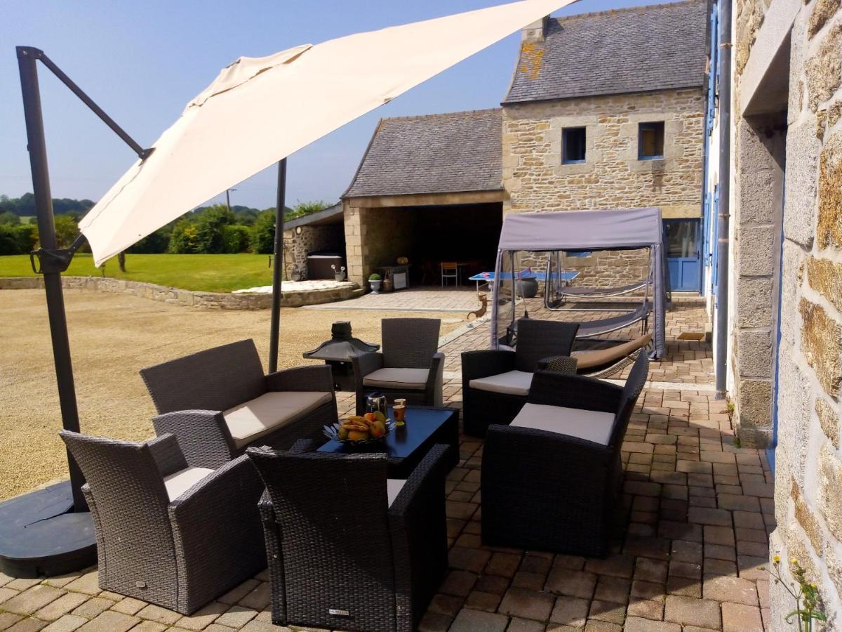 Maison Spacieuse A Plougonven Avec Jacuzzi Et Jardin Esterno foto