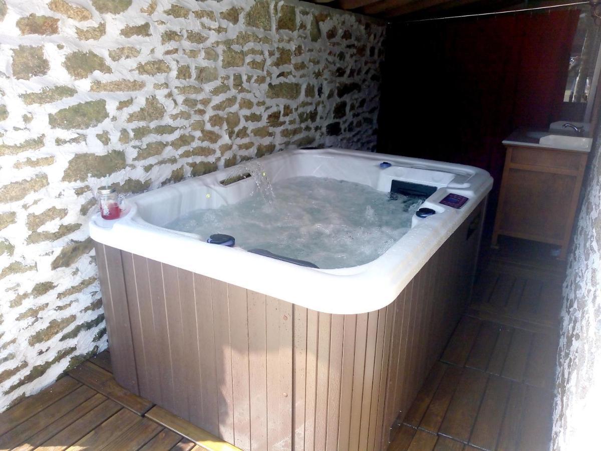 Maison Spacieuse A Plougonven Avec Jacuzzi Et Jardin Esterno foto