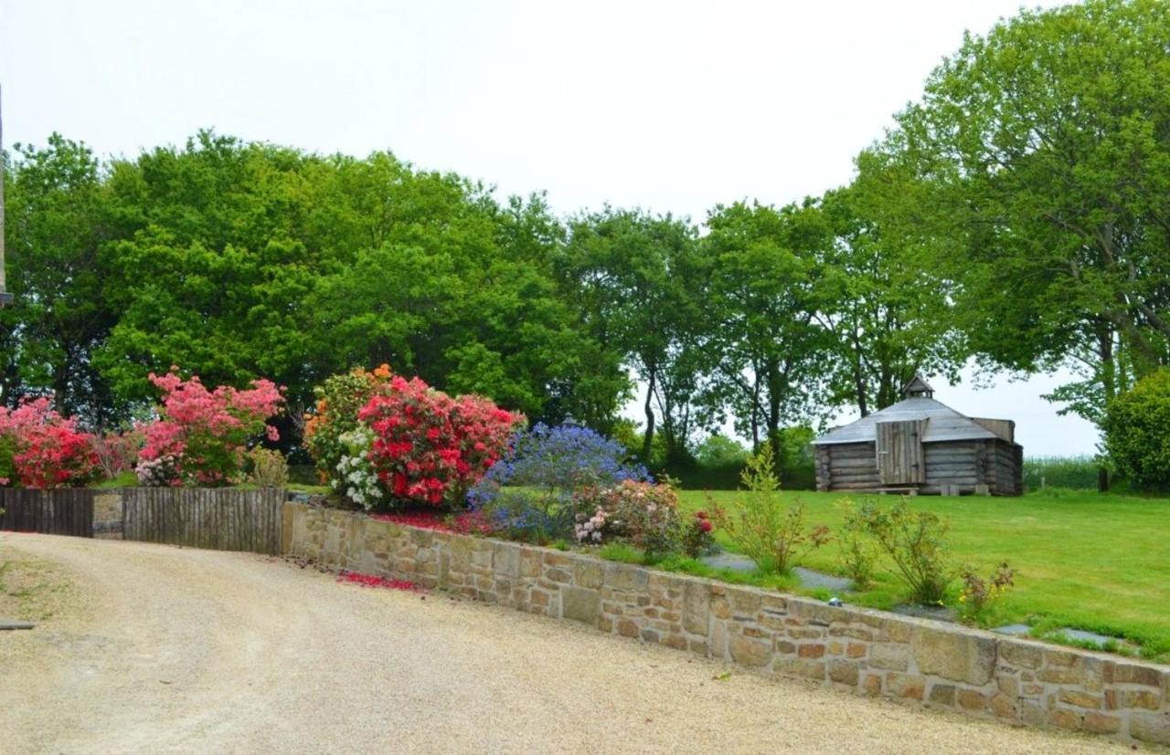 Maison Spacieuse A Plougonven Avec Jacuzzi Et Jardin Esterno foto